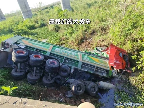 小鹏G6高速遭大货车追尾3东说念主死里逃生:回身提了P7+