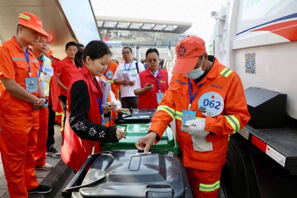 欧洲杯体育将垃圾稳稳冲至路缘石隔邻-开云(中国)kaiyun体育网址-登录入口