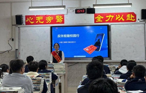 体育游戏app平台现场竖立的“金融安全小卫士”问答设施受到师生接待-开云(中国)kaiyun体育网址-登录入口