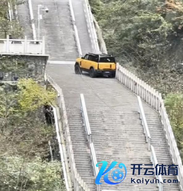开yun体育网一辆奇瑞风浪汽车攀爬张家界天门山天梯经由中-开云(中国)kaiyun体育网址-登录入口