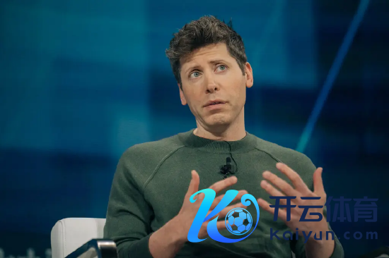 OpenAI 首席实行官萨姆・奥尔特曼危坐并作念脱手势。