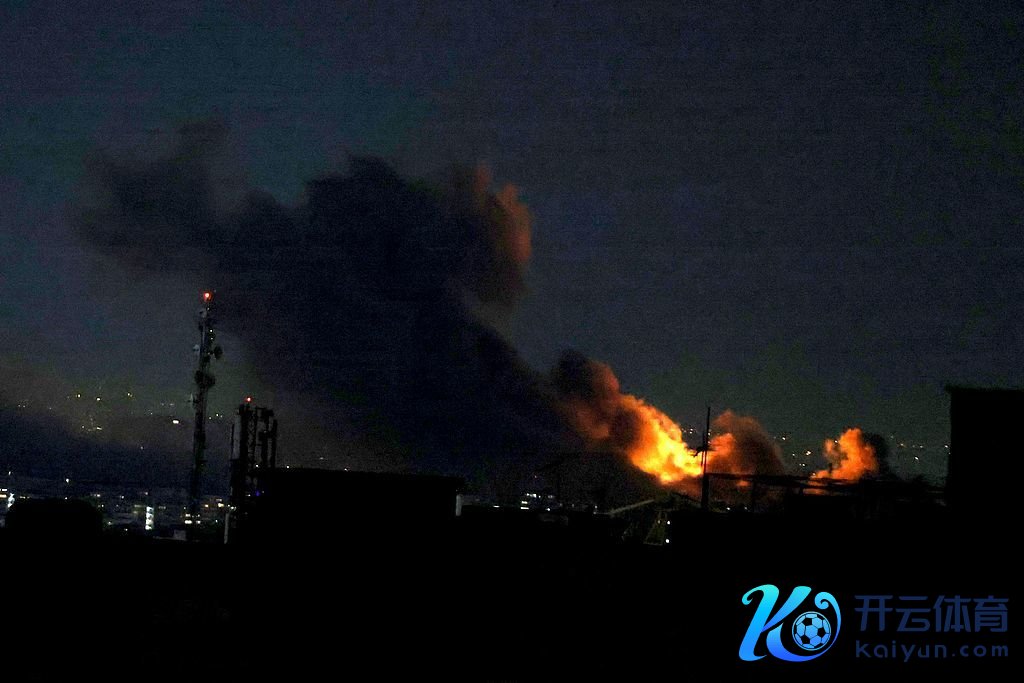 3月29日，伊朗德黑兰，空袭现场起飞浓烟。（视觉中国）